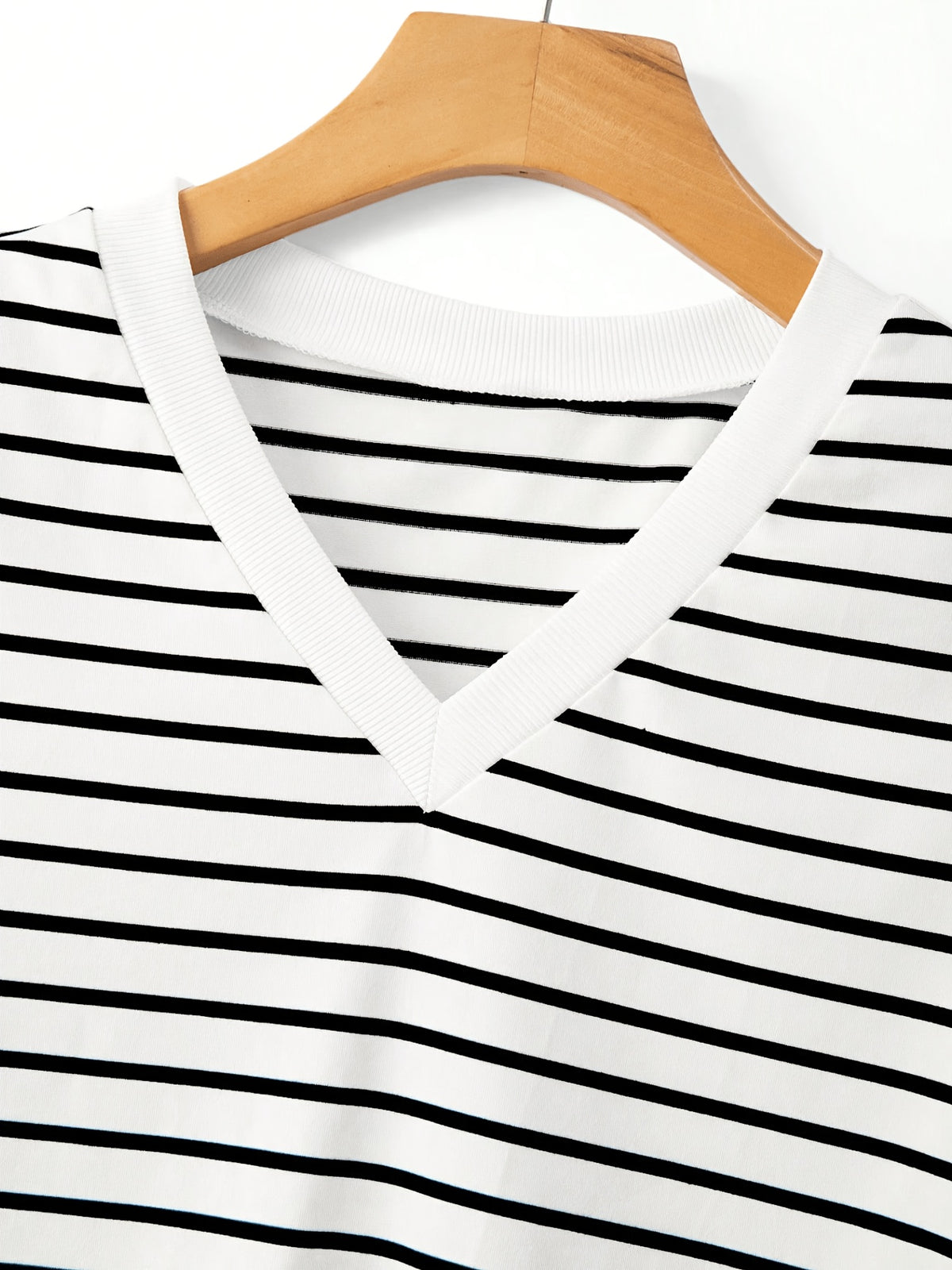 Women's Elegant V-Neck Striped T-Shirt - Soft Medium-Stretch Suitable for - Casual Blouse Striped Top, Machine Washable Non-Sheer V-Neck Shirt for Office, Layering & Casual Attire (Year-Round Wardrobe Essential) - White