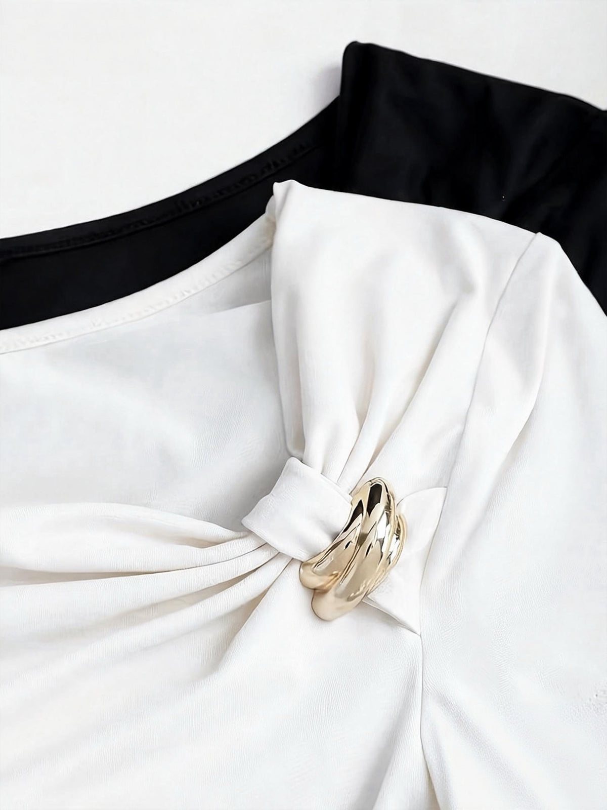 Spring And Summer Women'S Casual Two-Piece Set Featuring a Easy And Stylish T-Shirt - White + Black