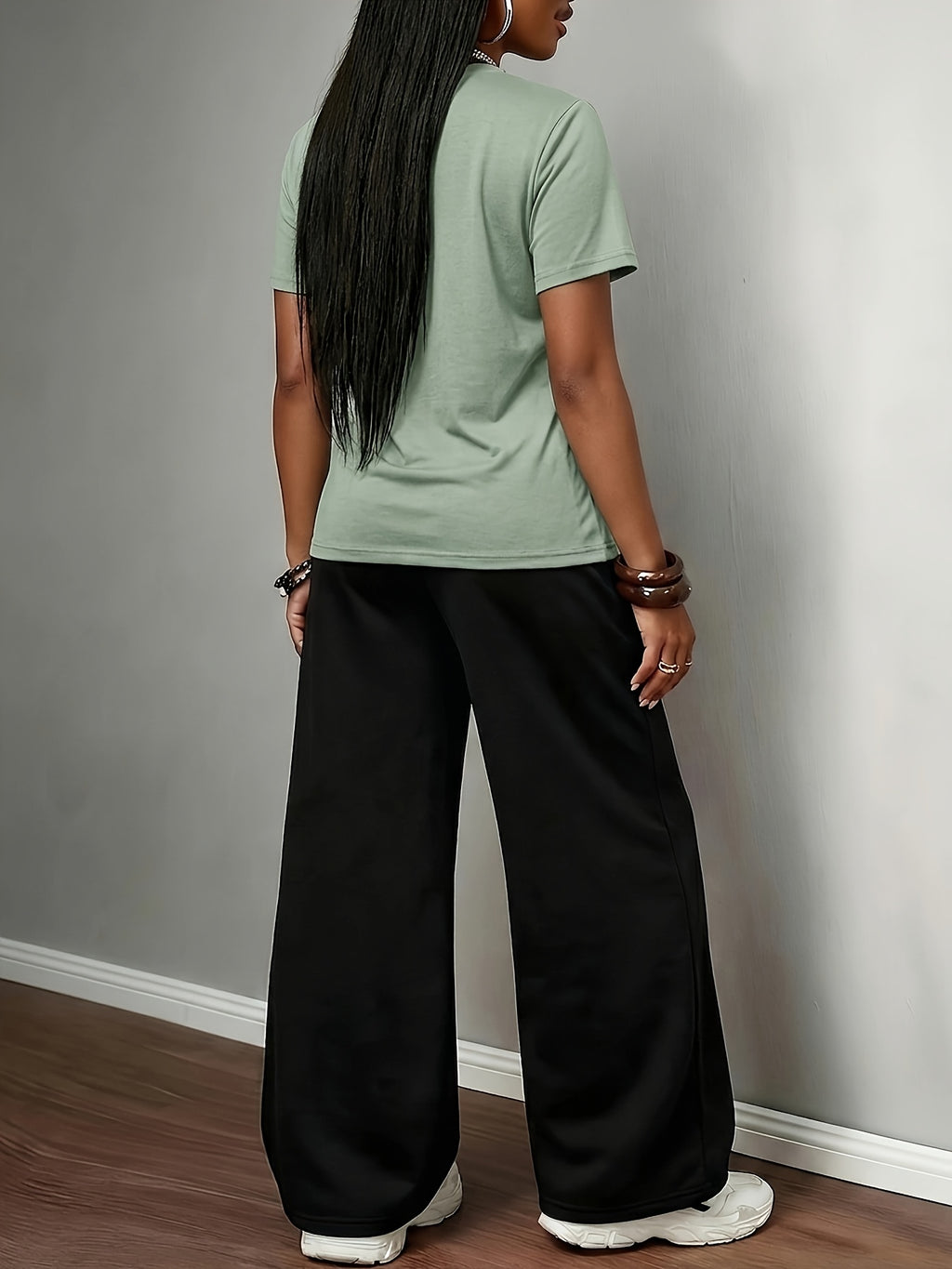 Spring/Summer New Set: 2pcs Outfit Featuring Hand-drawn Floral Print, Multi-color Round-neck Short-sleeve Top and Loose-fit Drawstring Straight-leg Pants. A Fashionable Y2K Streetwear Style with Hip-hop Y Vibes, Perfect for Summer Streetwear - Green+Black