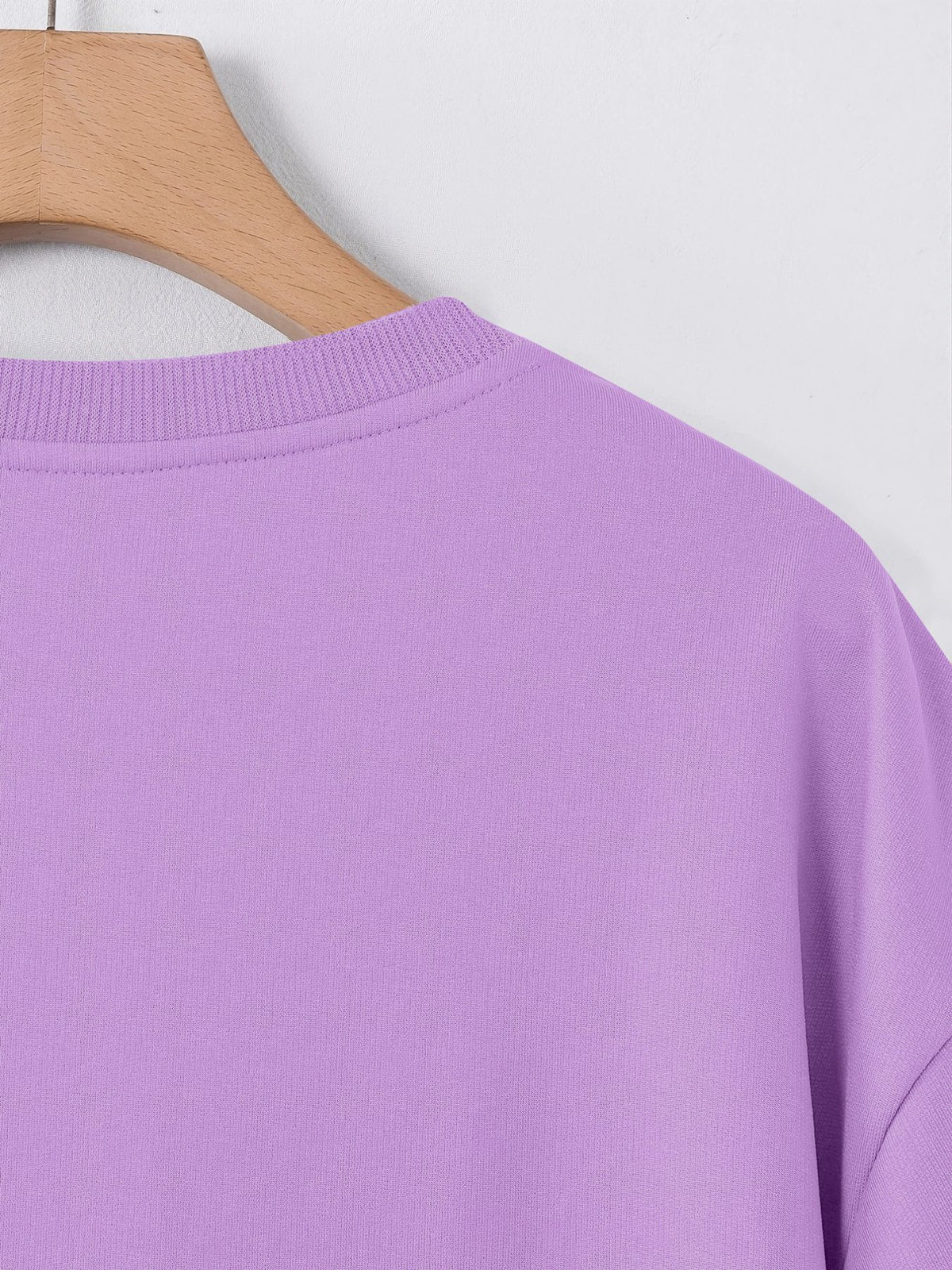 European and American Men's Short-Sleeve Crew Neck T-Shirt, Street Style, Classic Badge Pattern Print with Red Background Print, Fashionable Casual Top - Light Purple