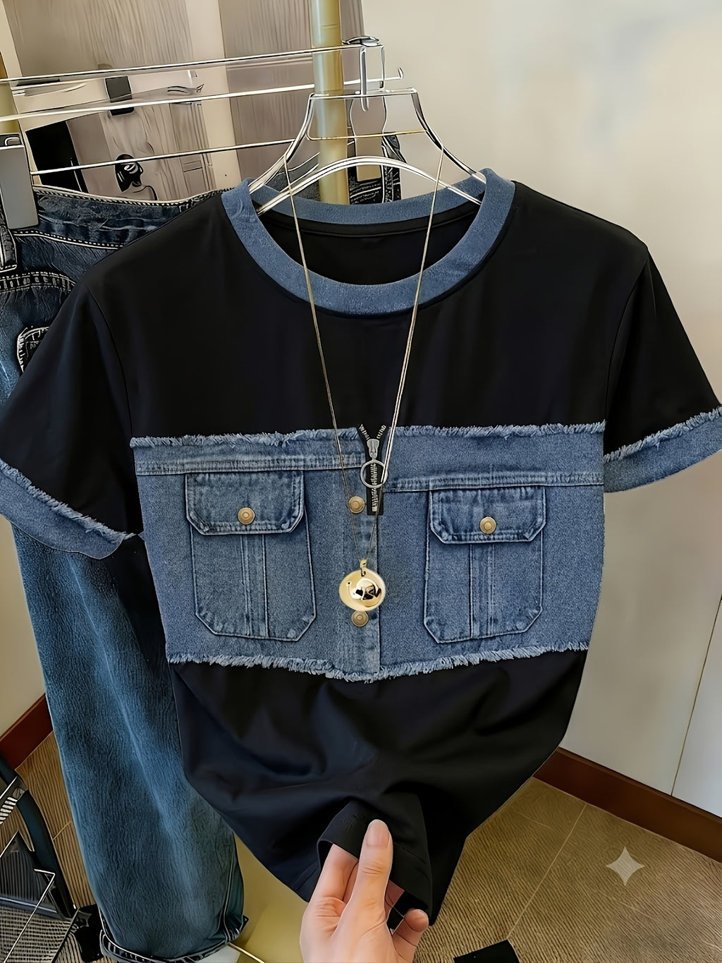 [Printed Pants - Not Denim Fabric] [Printed Design - Non-Textured] New Spring/Summer Standard Size Imitation Denim Patchwork Short-Sleeve T-Shirt, Black Base with Raw Hem, Imitation Denim Zipper Pocket Print, Loose Fit Round Neck Top, Women's Summer - Mixed colors