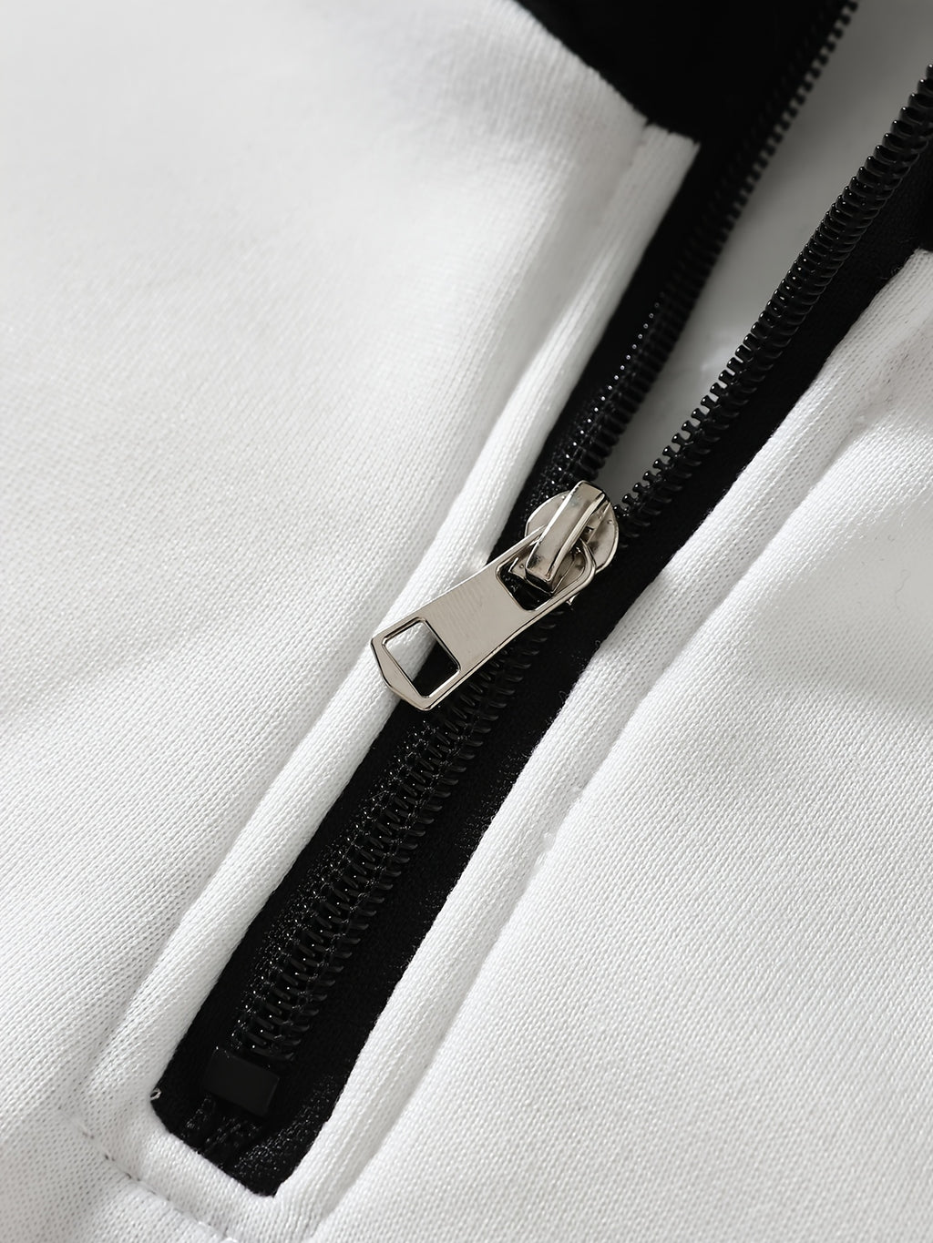 New Autumn Winter Men'S Half-Zip Stand-Up Collar Sweatshirt, Black And White Irregular Patchwork Design, Trendy Print, Double Sleeve Vertical Same Font Logo, Suitable for Campus Outings, Urban Commuting, Street Exploration, Short Outdoor Trips - White