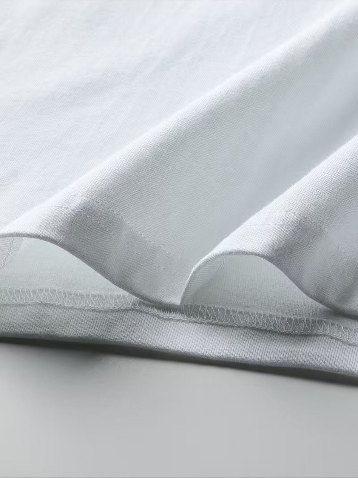 Men's Light Luxury T-Shirt, Exquisite Textured Print, Soft Skin-Friendly Short Sleeve Tee - White