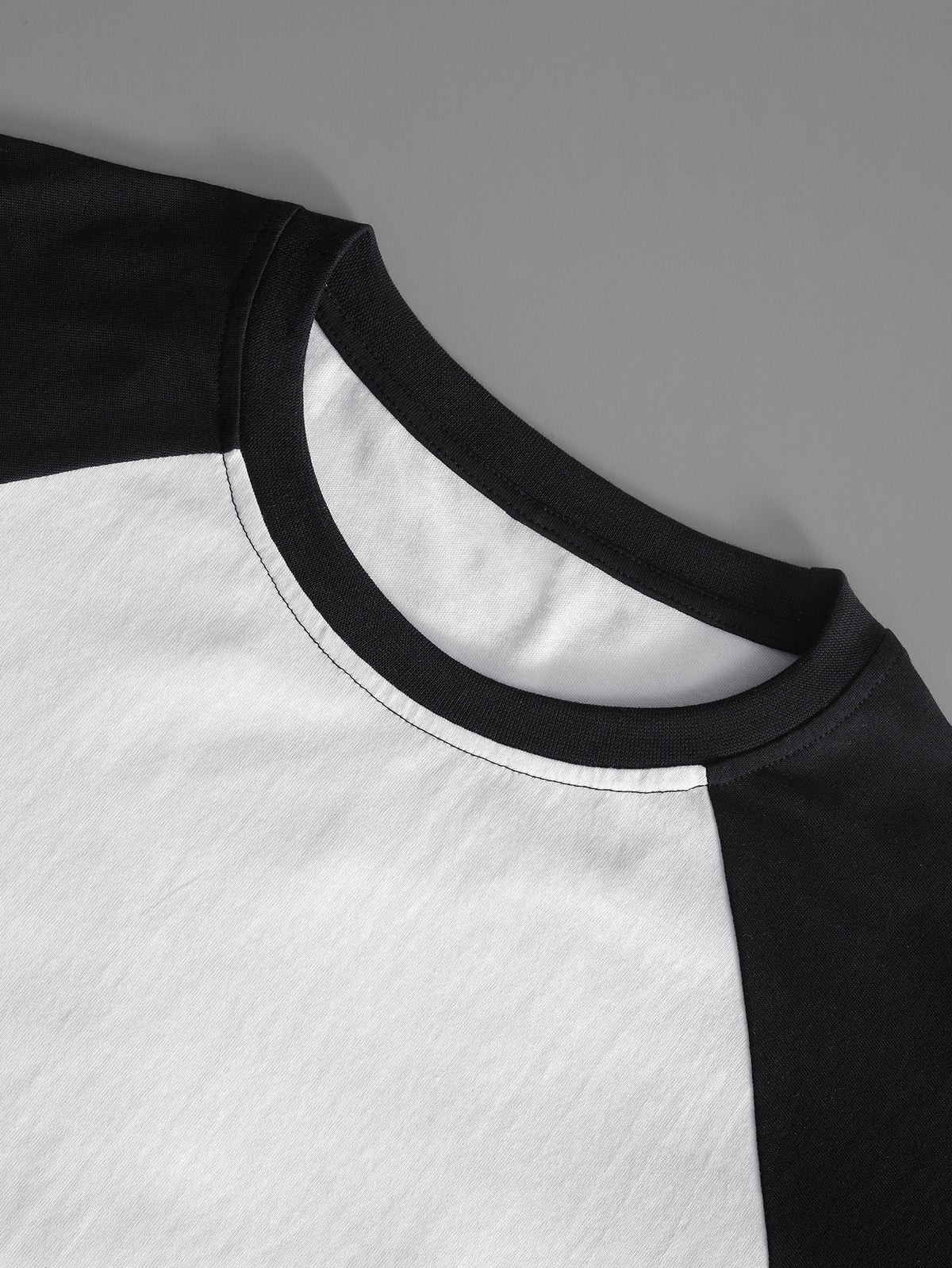 Licensed by WB Warner, Men'S Color-Block Raglan Sleeve Crew Neck T-Shirt, 100%, Classic American TV Series Friends Monogram Design, Men'S Casual Sports Versatile T-Shirt, Suitable for Daily Wear, Outdoor Sports, And Parties - White Fight Black