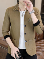 Du Jing Lan OBM Spring/Autumn New Arrival Men's Knit Cardigan, Old Money Style Contrast Color Lapel Pocket Open Front Button Knit Cardigan, Men's Business Casual Fashion Open Front Knit Cardigan Top, with Neckline Design + Letter Embroidery - Camel