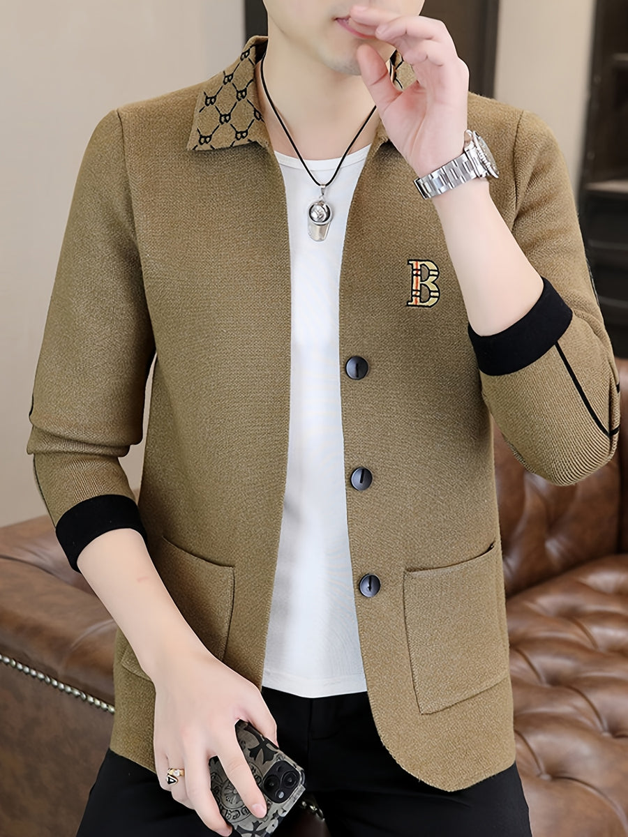 Du Jing Lan OBM Spring/Autumn New Arrival Men's Knit Cardigan, Old Money Style Contrast Color Lapel Pocket Open Front Button Knit Cardigan, Men's Business Casual Fashion Open Front Knit Cardigan Top, with Neckline Design + Letter Embroidery - Camel
