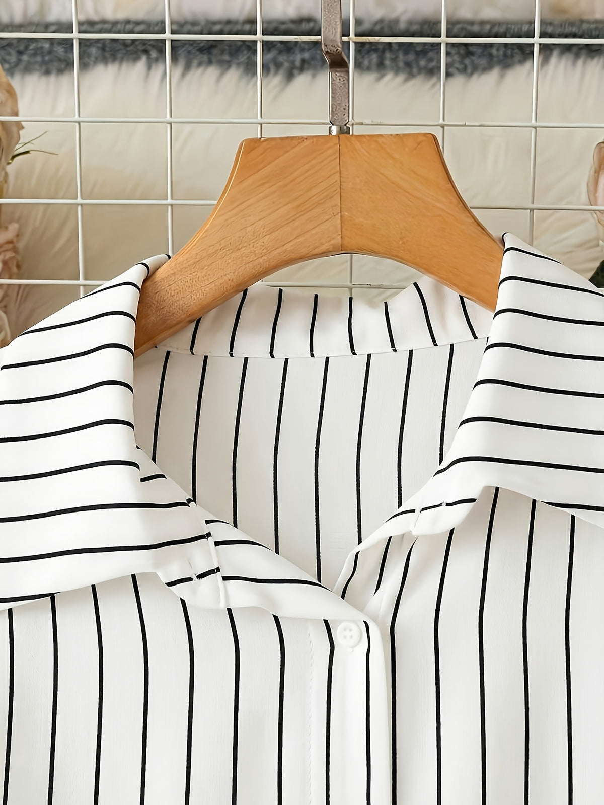 [Size for Regular Fit] Women'S Spring Autumn Elegant Striped Loose Long Sleeve Shirred Blouse, Chain Detail Tie-Waist Shirt - White And Black