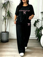 Women'S Plus Size Casual Loose Pajama Set, Letter And Bow Theme Printed Loose Round Neck Short Sleeve And Long Pants, Suitable for Spring Summer Fall, Machine Washable And Dry Cleanable - Black