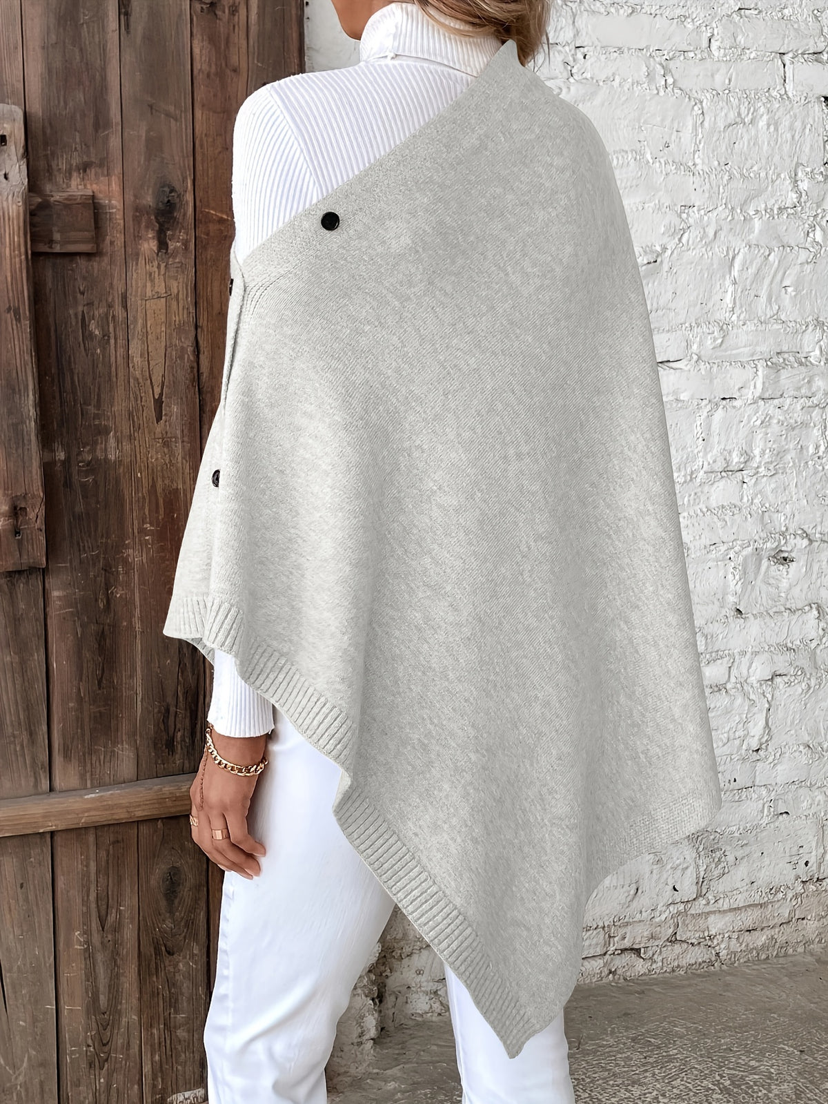A Versatile Cape That Can Be Styled in Various Ways Throughout The Year, Featuring an Elegant Design, Solid Colors, Buttons, And Suitable for Air-Conditioned Environments - Silvery Grey