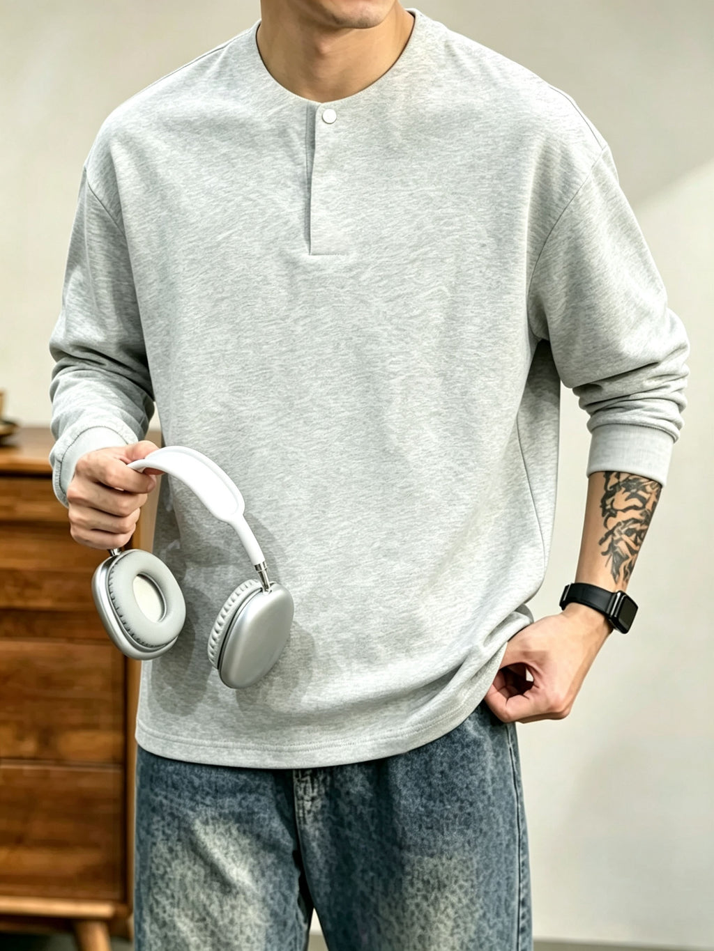 Stylish and Versatile Men's Top with a Comfortable Fit, a Gentlemanly Fashionable Casual Long-sleeve Base Layer T-shirt, Elegant Men's Spring and Autumn Clothing - Light Grey