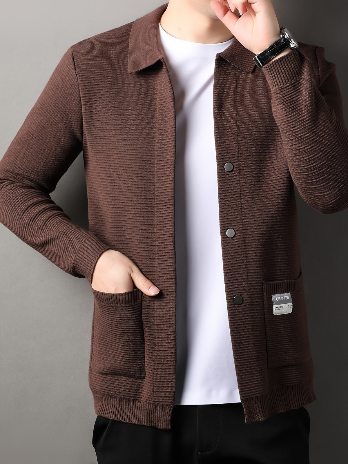 [Whale-Crossing Lan OBM] 1pc Autumn/Winter New Men'S Knit Cardigan, Old Money Style Solid Color Lapel Pocket Button-Front Single-Breasted Cardigan Men'S Business Casual Fashion Button-Front Knit Top, Suitable for Spring, Autumn, Winter Outerwear - Coffee Color