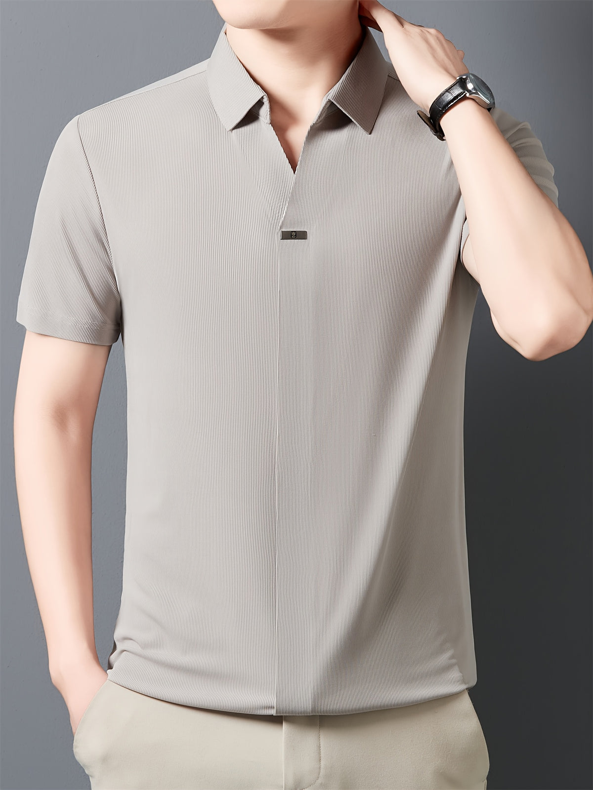 [Qiaoximei OBM] Summer New Men'S Lapel Henley Shirt, Polo Top, Icon Decoration, Suitable for Casual Outings And Versatile Style, Men'S Gift - Light Grey