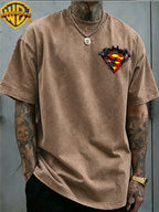 Warner Bros. Exclusive License, Hip-Hop Street DC Superman Batman Logo Print Design Men'S Summer Loose Round Neck Commuter Short Sleeve T-Shirt, Multi-Style, Loose Fit, Suitable for Summer Wear, Suitable for Outdoor Activities, Fitness, Parties - Coffee Color