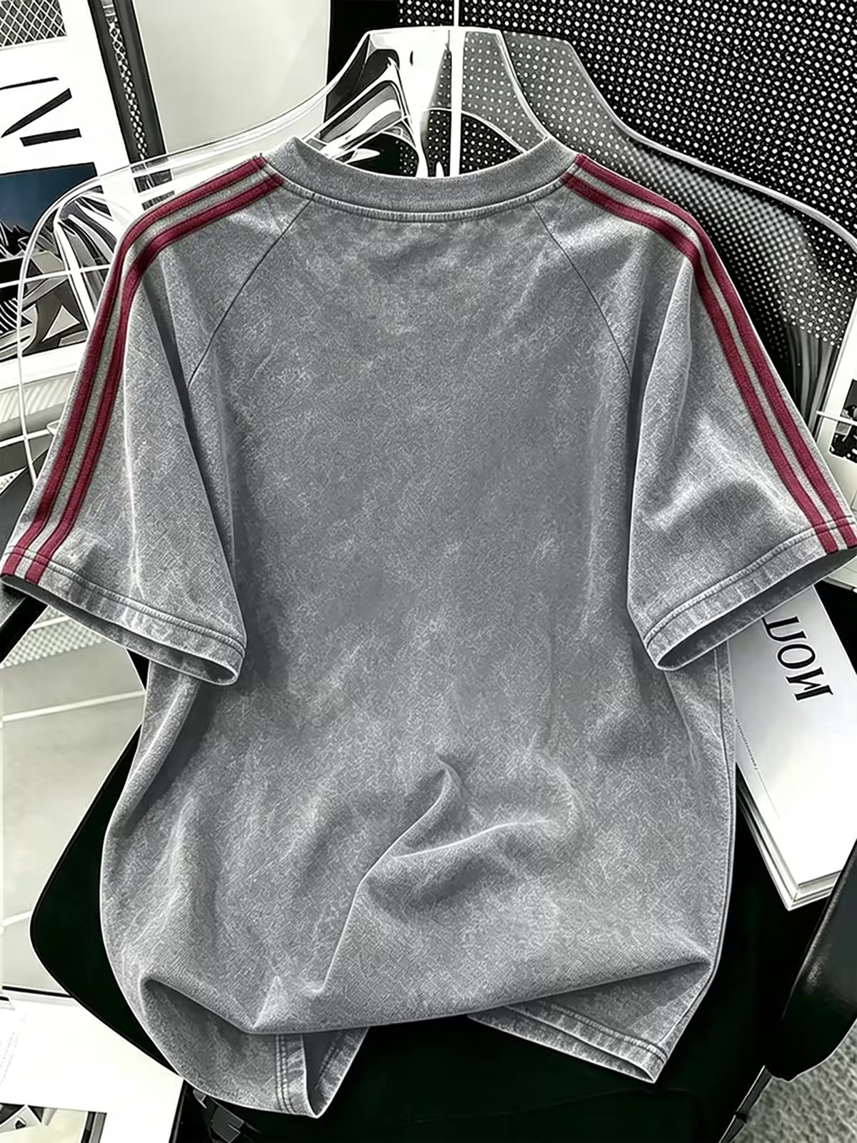 By Warner Bros., This American Retro Men's Washed Short T-shirt Features Bold and Bold Lines, Joyful and Fun Printed Patterns, Side Contrasting Stripes, Comfortable and Breathable, Suitable for Daily Commuting in Summer - Grey