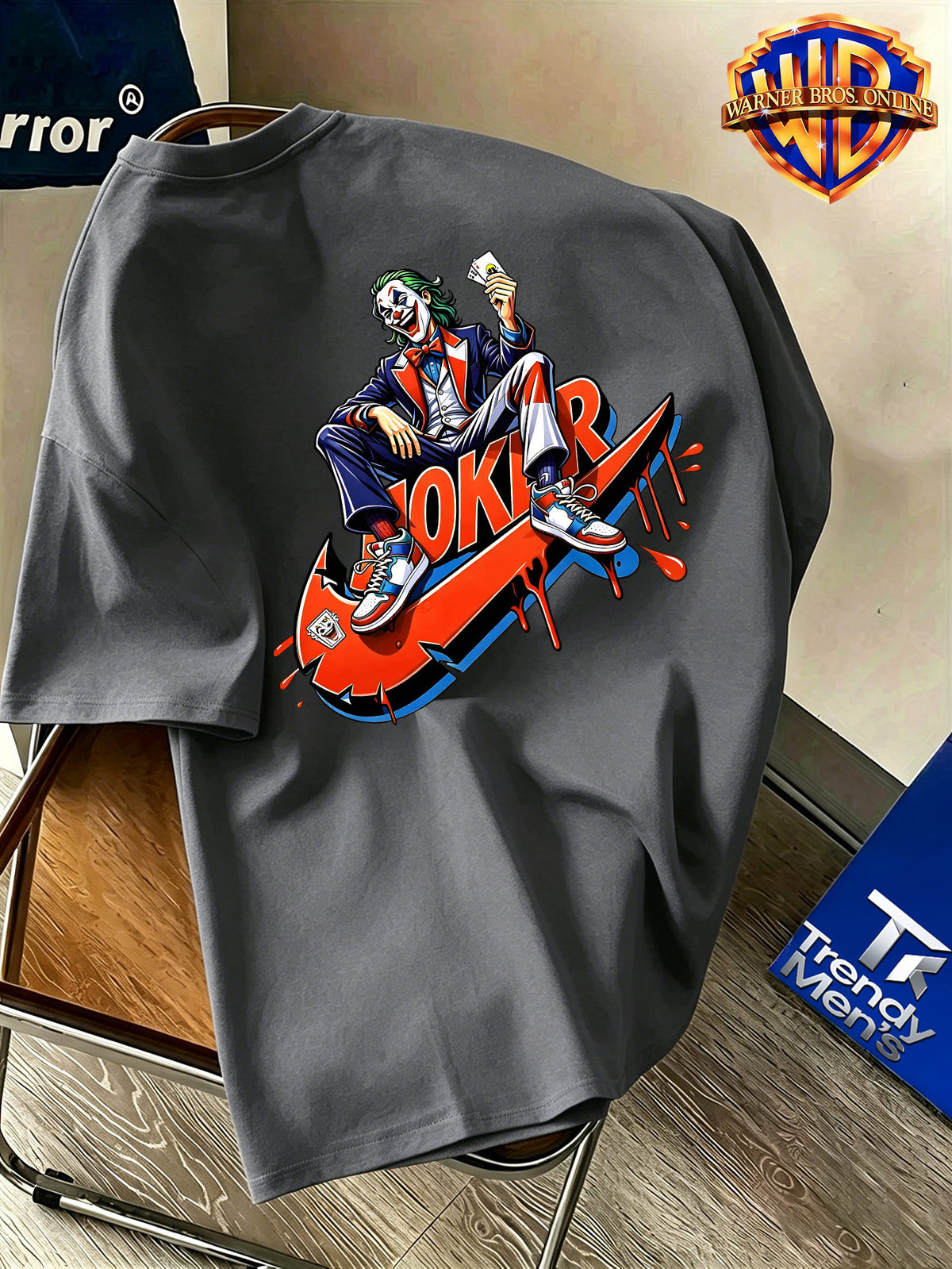 Warner Bros. Authentic Men's 100% Short-Sleeve T-Shirt, Trendy Hip-Hop Character Top, Featuring a Dominant Seated Figure Holding Playing Card Accessories, Adorned with Red-Orange Color-Block Dripping Enamel Paint Patterns, Exceptional Visual Impact - Dark Gray