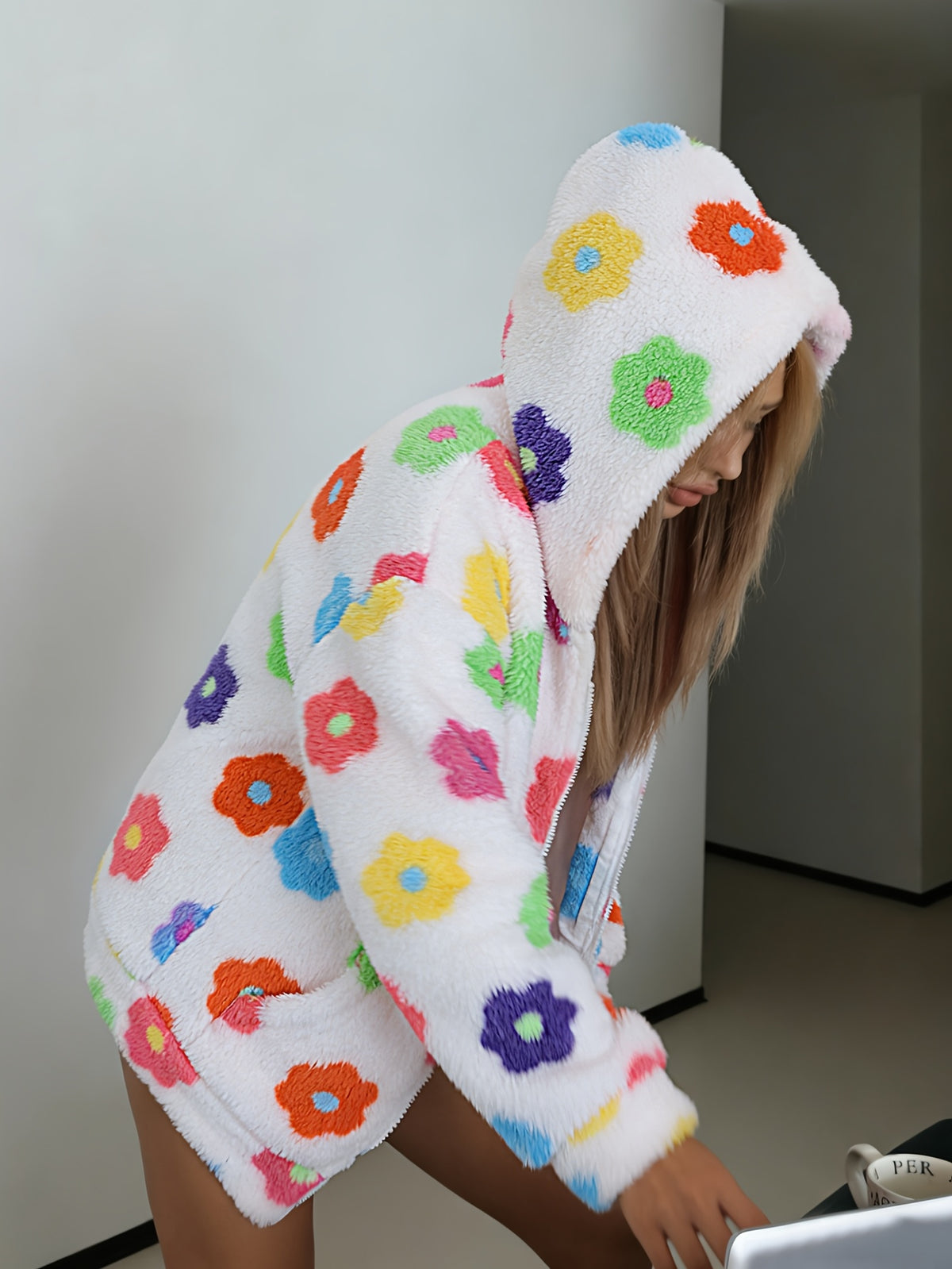 Autumn/Winter Women's Y2K Fashion Casual Colorful Flower Plush Hooded Jacket with Pockets and Front Zipper, Cute Floral Design, Soft Comfortable Warm Fabric, Versatile Style for Daily Casual Wear A11117-1 - White