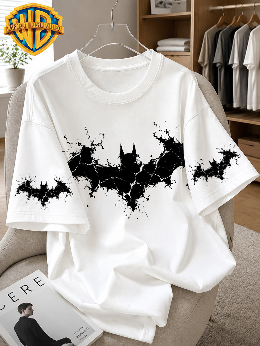 Warner Bros. Officially Licensed Batman Cracked Fragmented Blurry Ink Logo Printed Men'S Short-Sleeved T-Shirt, American Retro Street Style, Soft And Breathable, Suitable for Summer Daily Wear, Streetwear, Fitness, And Outdoor Outfits - White