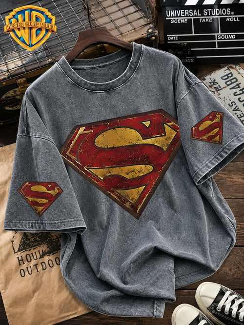 'Superman' Classic Logo Pattern T-shirt, Distressed S-shaped Shield Print, Vintage Water-washed Short-sleeved Round-neck Top, Retro Casual Street Style, Suitable for Summer, Daily Wear, Movies and Fan Events - Grey