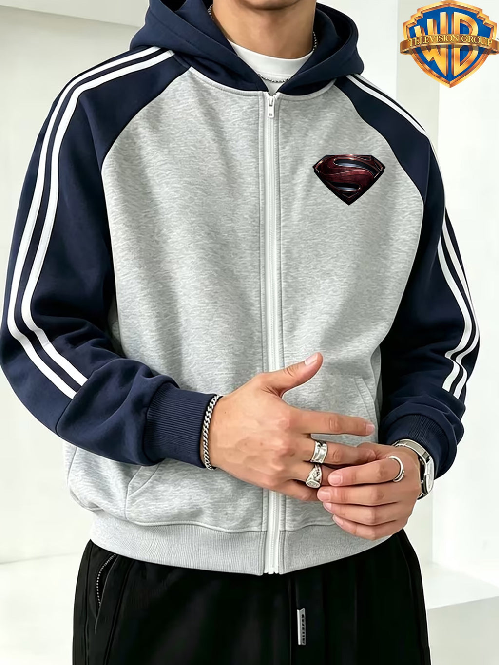 New Autumn/Winter Men's Hooded Jacket, Streetwear Trendy Casual Versatile Color-Block Patchwork Outerwear, Classic Red and Black Metallic Texture S-Shaped Shield Badge Print, High Street Fashion Brand Loose Fit Couple's Sweatshirt - Light Twist Gray