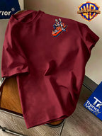 Warner Bros. Authentic Men's 100% Short-Sleeve T-Shirt, Trendy Hip-Hop Character Top, Featuring a Dominant Seated Figure Holding Playing Card Accessories, Adorned with Red-Orange Color-Block Dripping Enamel Paint Patterns, Exceptional Visual Impact - Burgundy