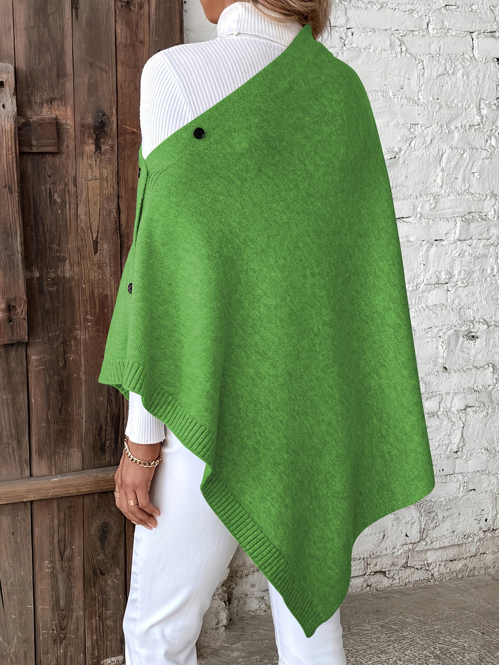 A Versatile Cape That Can Be Styled in Various Ways Throughout The Year, Featuring an Elegant Design, Solid Colors, Buttons, And Suitable for Air-Conditioned Environments - Emerald Green