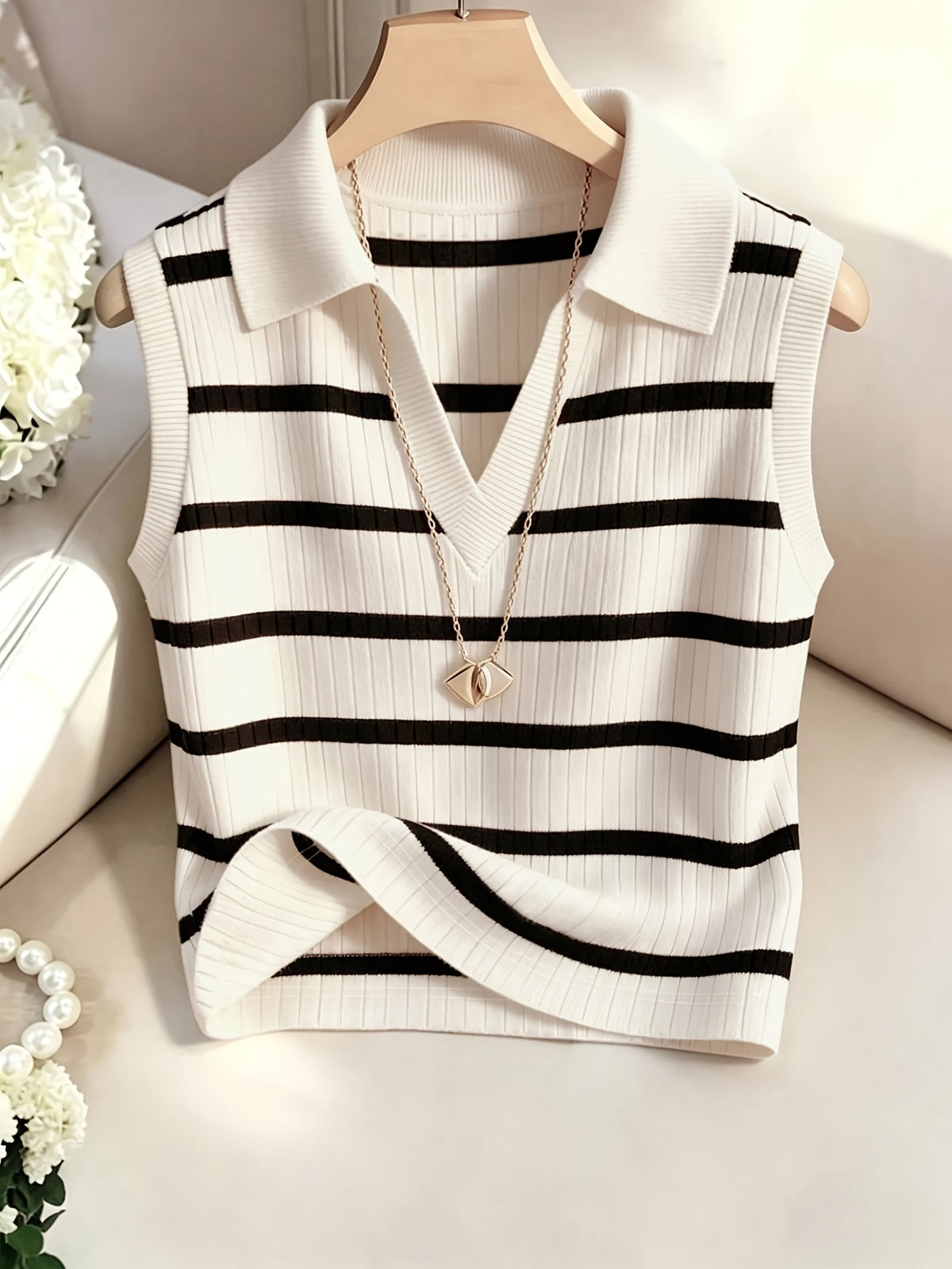 Women'S Casual Striped V-Neck Vest - Black And White Color