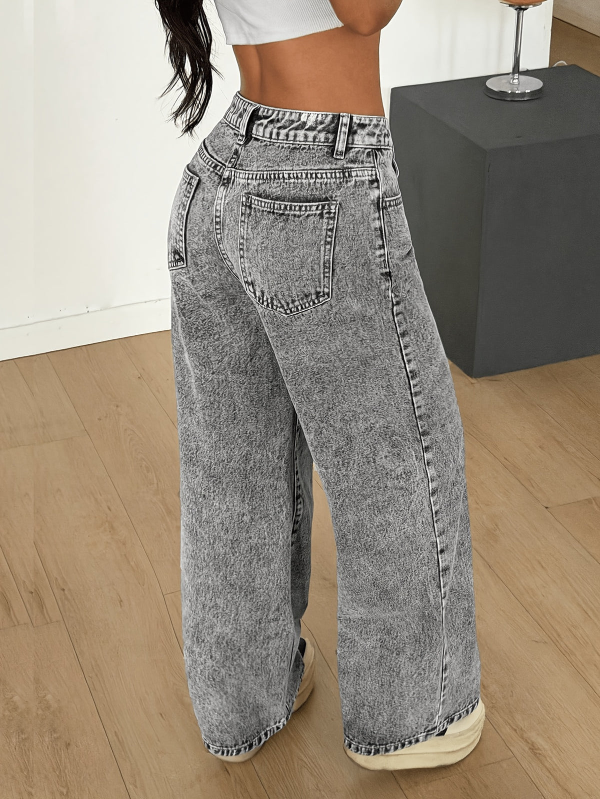 2026SS New Women'S Charcoal Gray Snow Wash High-Waist Wide-Leg Jeans Featuring a Metal Button Closure And Patch Pockets, with a Vintage Look And Structured Shape, Perfect for Everyday Wear, Street Fashion, And Retro-Themed Outings Denim Jeans - Grey