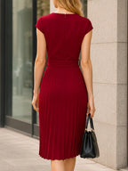 Elegant Temperament Pleated Dress, Women'S Summer Short-Sleeved Round Neck, Waist-Cinching with a Belt Design, Slim-Fitting, Mid-Length, Flowing Skirt, Suitable for Commuting, Dating, Parties, Daily Wear, High-End Feel - The color of rouge