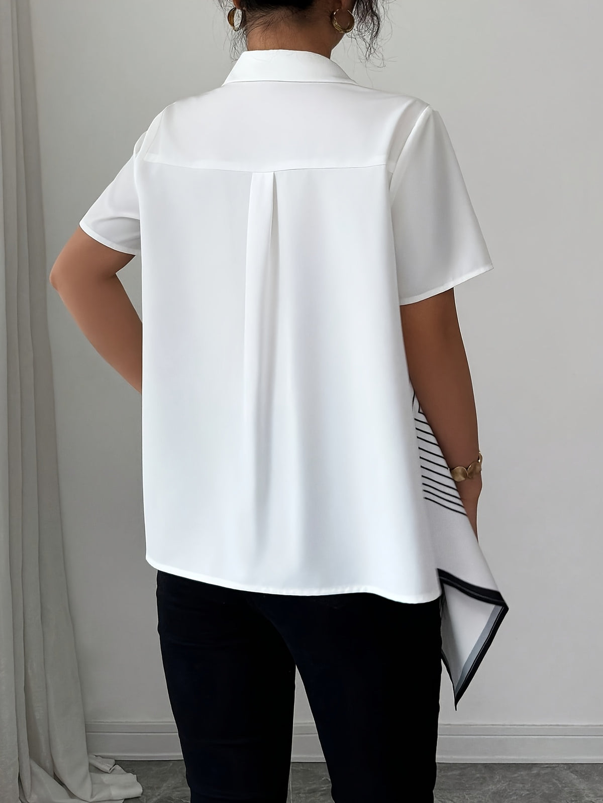 Elegant Collar Geometric Black and White Line Print Asymmetrical Hem Open Front Versatile Commuter Short Sleeve Shirt for Spring, Summer, and Fall, Suitable for Outings and Dates - Multicolor