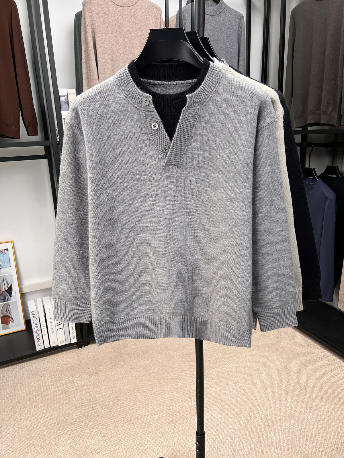 [Wading Whale OBM] 1pc Autumn Winter New Men'S Knit Pullover Sweater, Old Money Style Contrast Striped Faux Two-Piece Patchwork Round Neck Long Sleeve Knit Pullover Sweater for Men, Business Casual Fashion Striped Sweater, Suitable for Spring - Grey