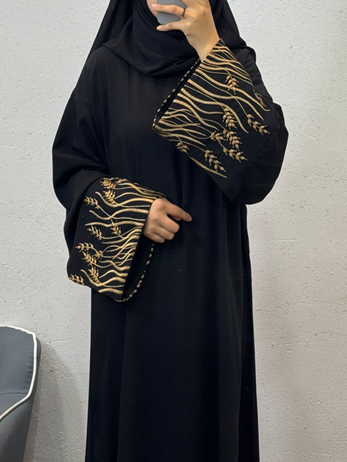Elegant and Dignified Long Abaya, Black Robe with Solid-color Floral and Leaf-shaped Embroidery on the Cuffs, Breathable Fabric Long Dress, Suitable for Daily Casual Gatherings and Ramadan Prayers - Golden