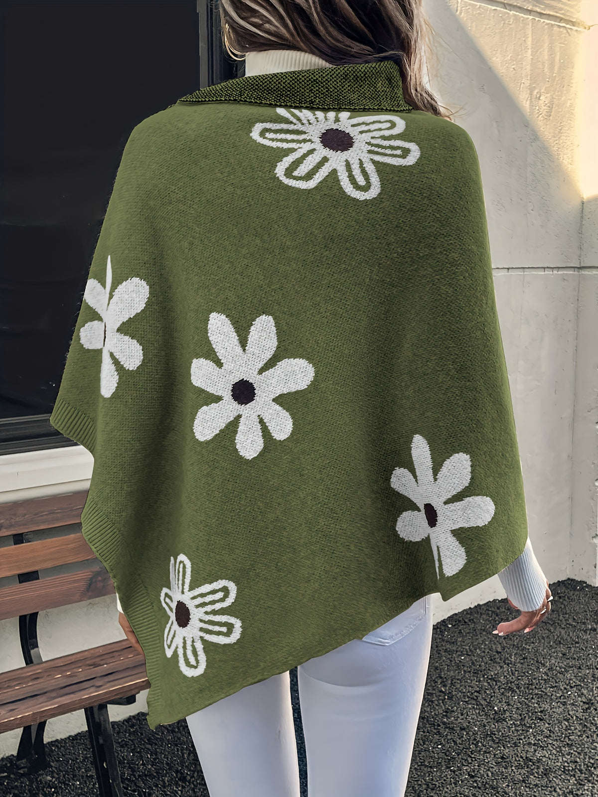 A Versatile And Elegant Cape That Can Be Worn in Various Styles Throughout The Year, Featuring Fashionable Contrasting Colors And a Textured Design, Complete with Buttoned Details - Olive Green