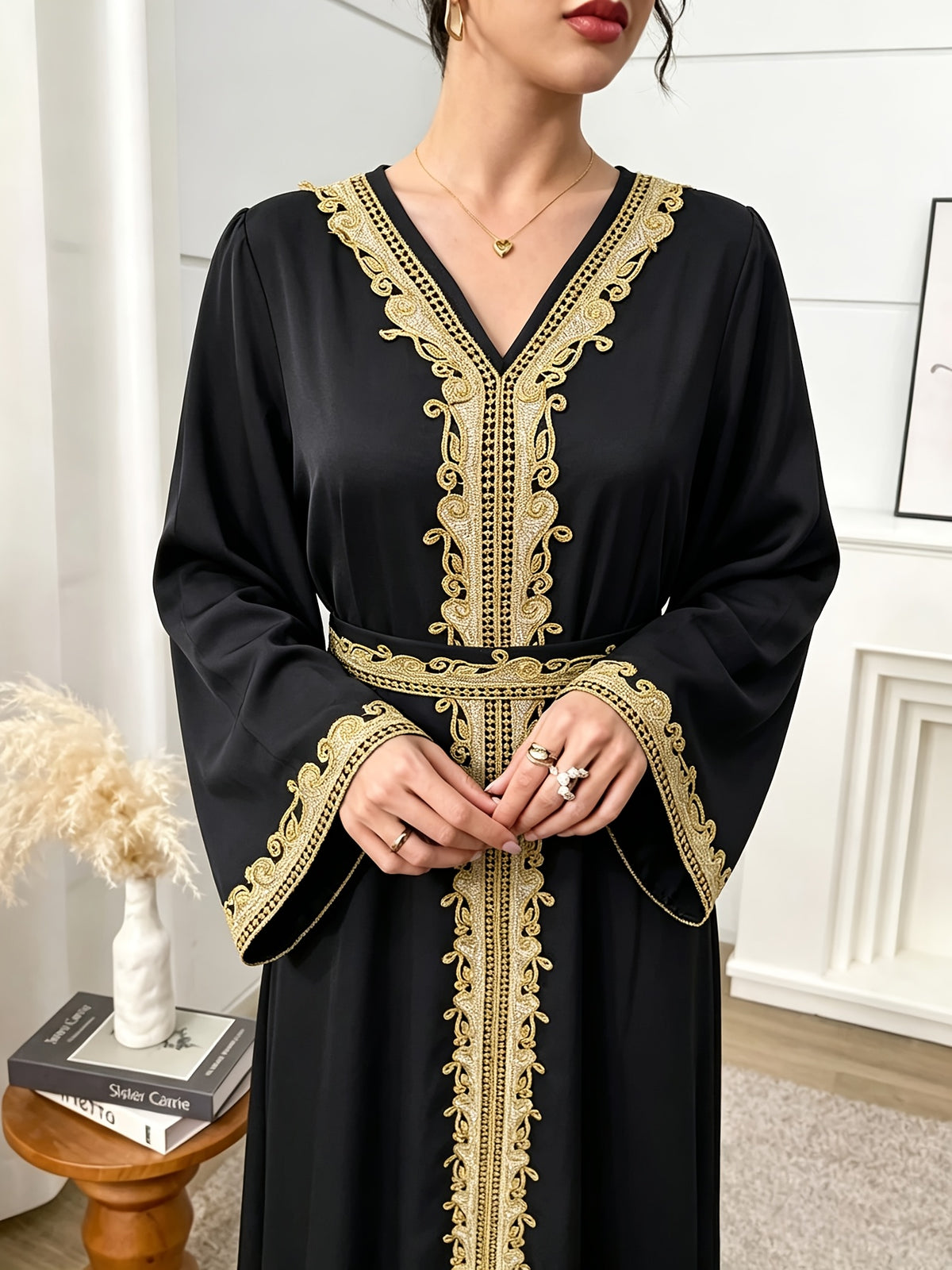 1pc Women's Elegant Kaftan Dress Golden Embroidery V-Neck Long Sleeve Abaya Maxi Dress Luxury Evening Party Gown with Belt White Embroidery Abaya Dress Women's V-Neck Long Sleeve Maxi Kaftan Luxury Contrast Golden Trim Party Gown - Black