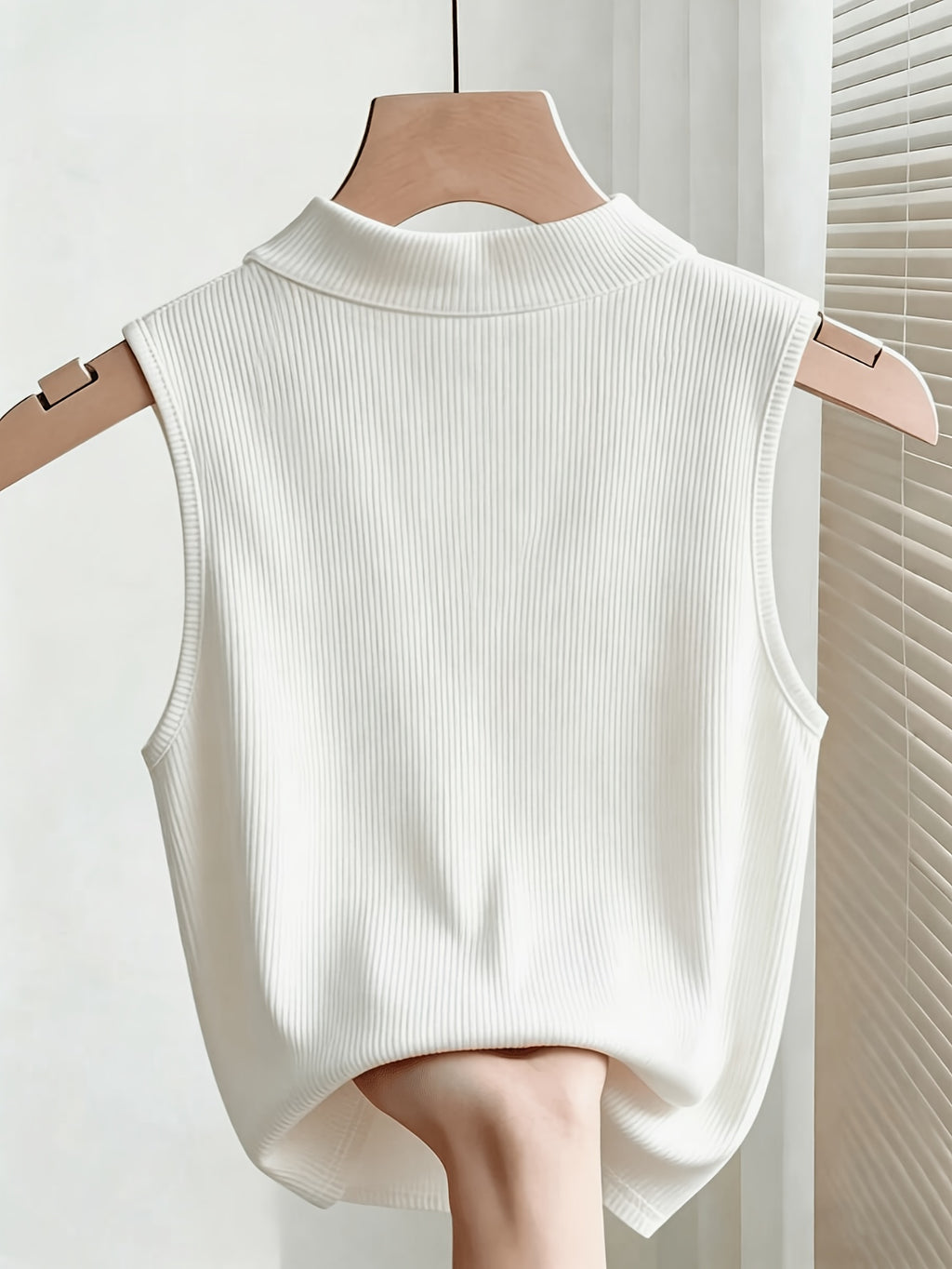 1pc Gentle Style Lapel Sleeveless Vest, Vertical Ribbed Slim Fit Pearl Button Waist-Cinching Cropped Top, Elegant and Versatile Style for Dates and Daily Commutes - White